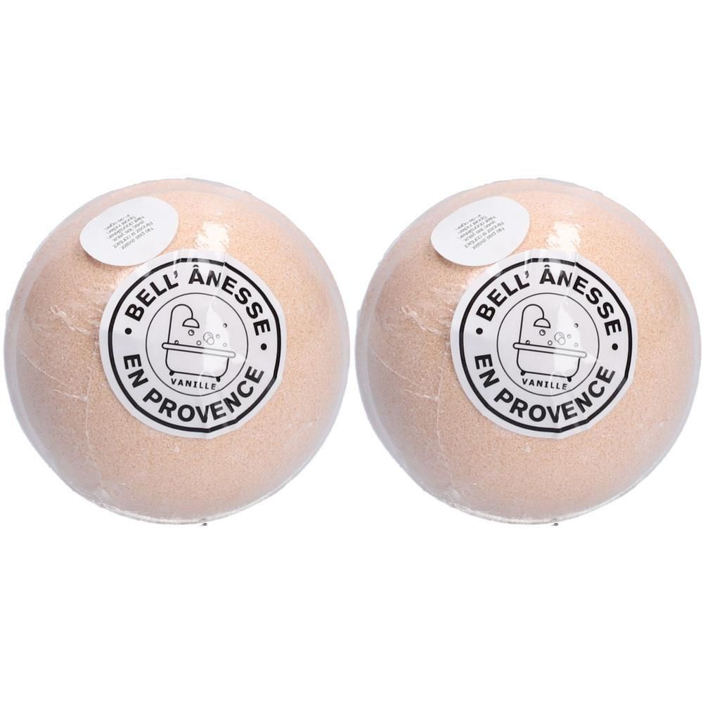 Deux boules de bain rondes, rose pâle, parfum vanille, emballées dans du film.
