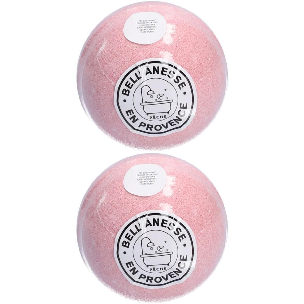 Deux boules de bain effervescentes roses parfum pêche, emballées sous film, avec étiquette.