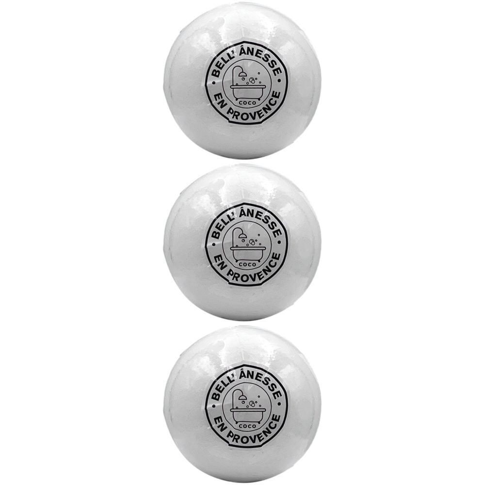Drie witte bruisballen met kokosgeur, elk met een rond label 'Bell'Anesse Coco en Provence'.