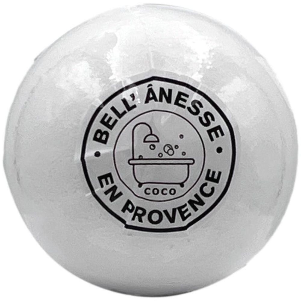 Boule de bain blanche et ronde parfum coco. Étiquette avec baignoire et bulles.