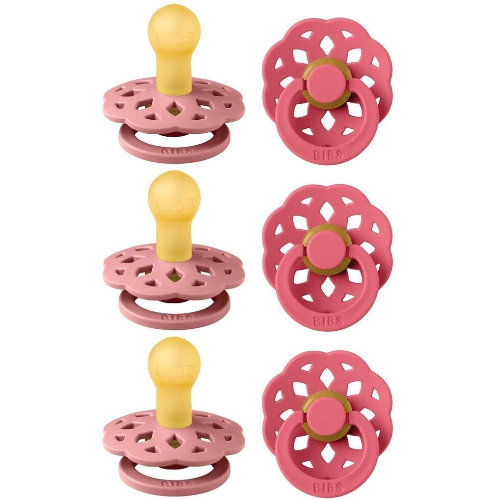 Trois sucettes BIBS Bohème, Dusty Pink/Coral, taille 1, avec tétine en caoutchouc naturel jaune et bouclier rose.