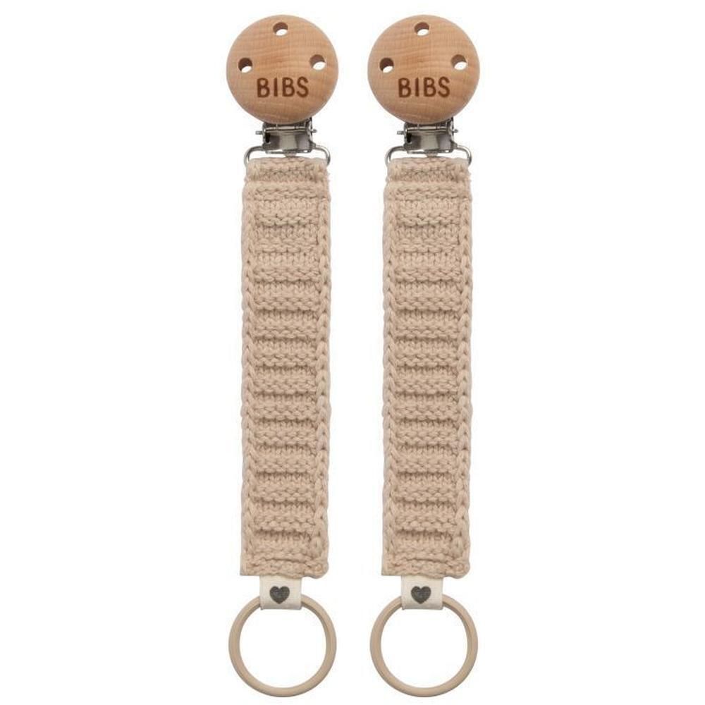 Twee beige gebreide fopspeenkoorden met houten clip en ring.