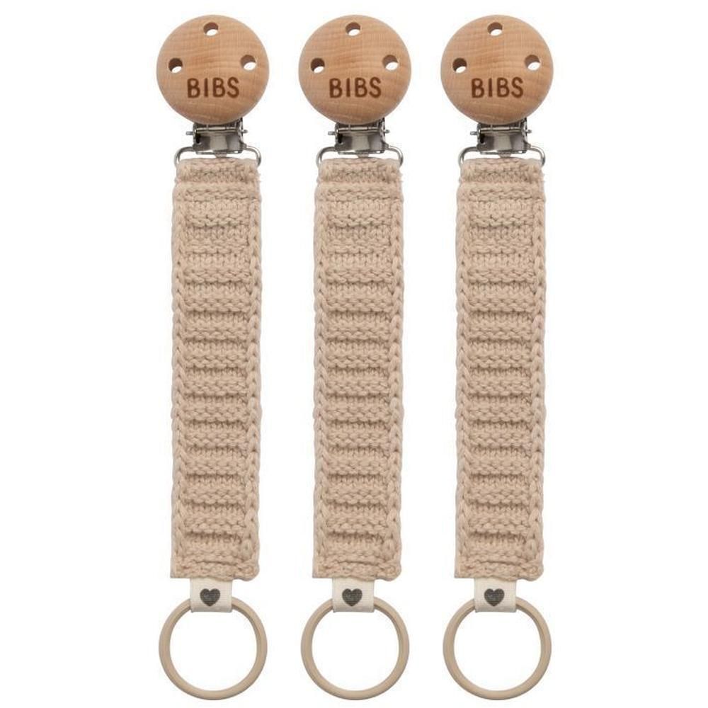 Drie BIBS fopspeenkoorden van hout en breiwerk in beige met hartdetail en ring.