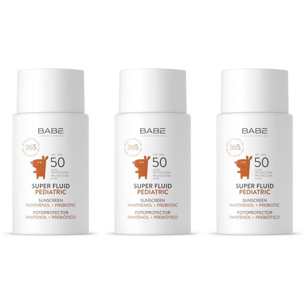 Drie flacons BABE Super Fluid Pediatric SPF 50 zonnebrandcrème met panthenol en prebiotica.