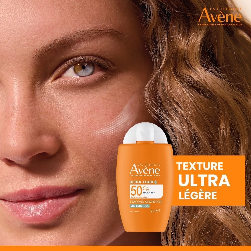 Gros plan d'une femme avec un flacon Avène Ultra Fluid protection solaire. Texte : Texture ultra légère.