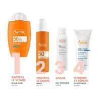 Gros plan d'une peau avec texte : Texture ultra légère & fini mat. Résistant à l'eau, non collant.