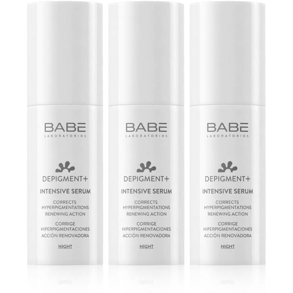 Trois flacons pompe blancs avec sérum intensif BABÉ DEPIGMENT+. Corrige les hyperpigmentations.