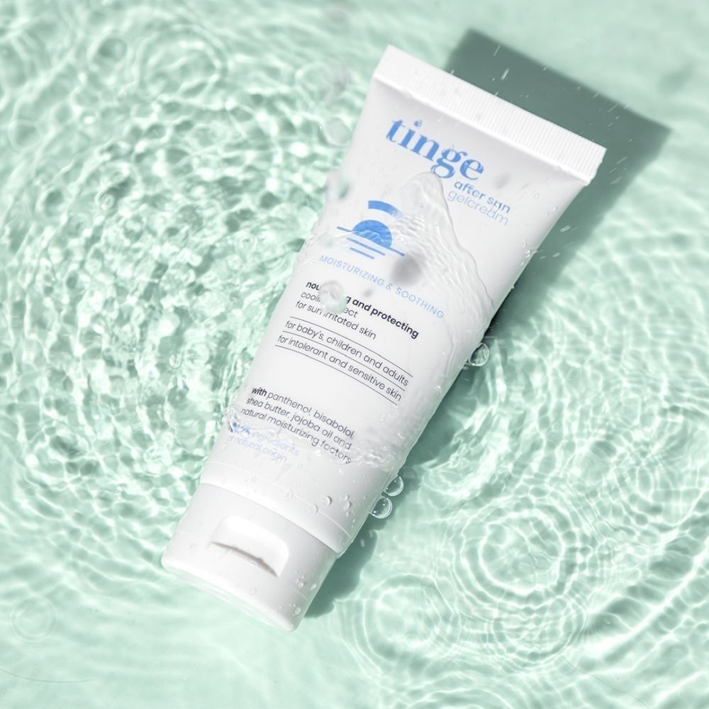Tube Tinge Gel-Crème Après-Soleil dans l'eau avec éclaboussures.