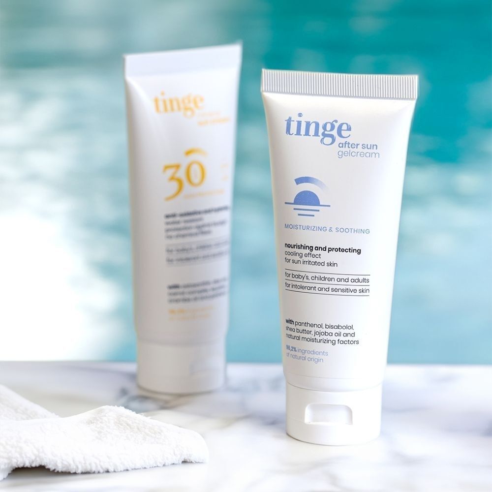 Twee Tinge After Sun Gelcrème tubes naast een zonnebrandcrème.