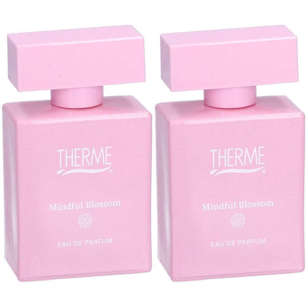 Twee roze Eau de Parfum flacons met zilveren opschrift 'THERME Mindful Blossom'.