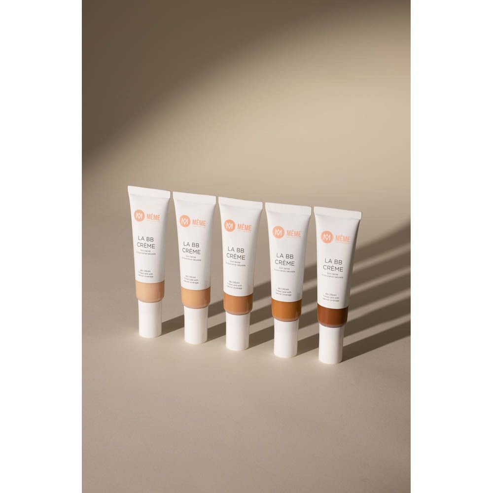 Vijf tubes Même BB Crème Teinte 4 - Mate, naast elkaar opgesteld.