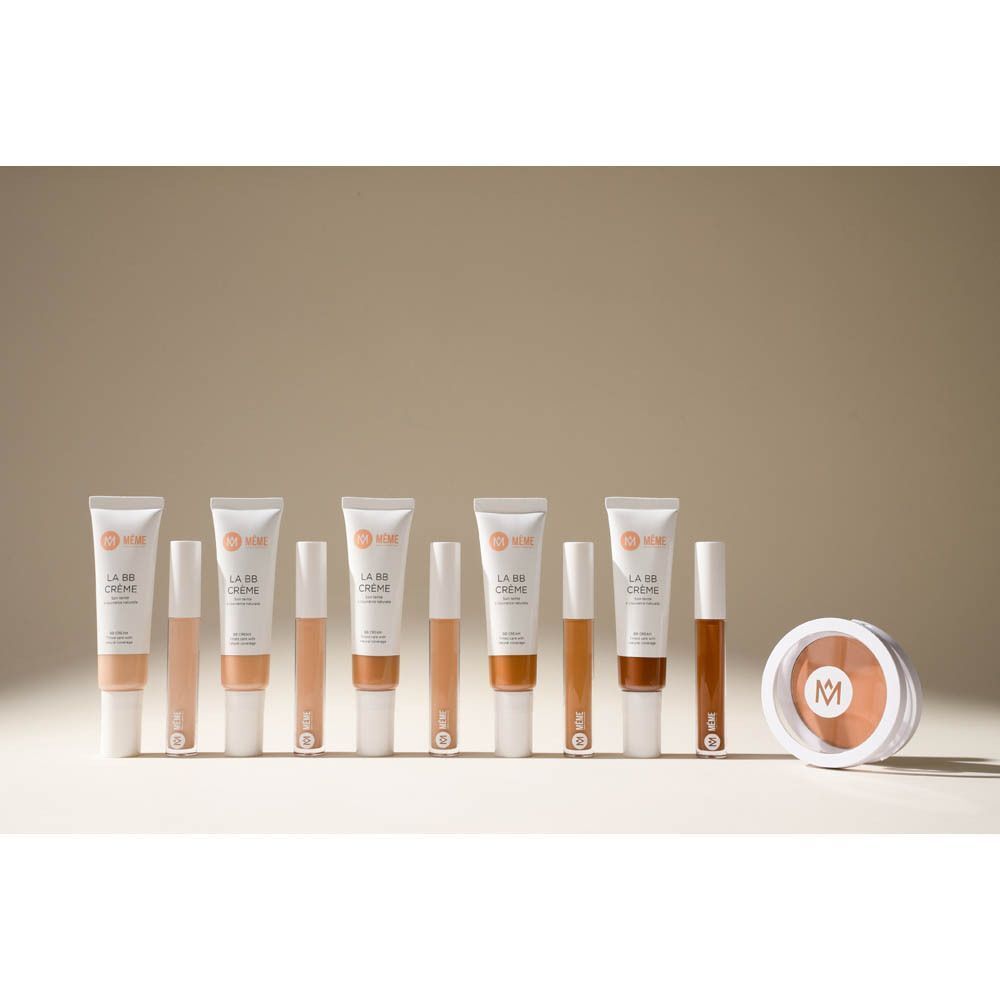 Twee Même Vloeibare Concealer flesjes, één geopend met applicator.