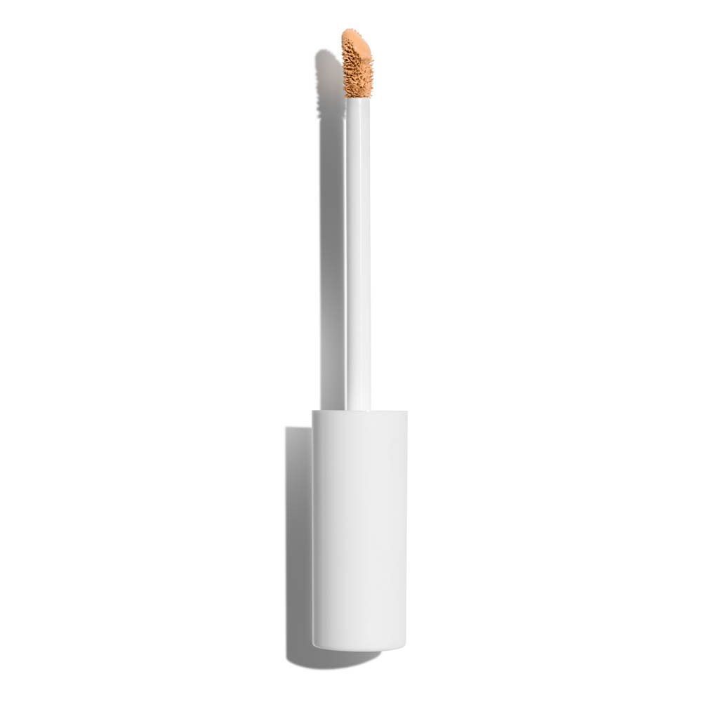 Een open vloeibare concealer met witte steel en applicator.