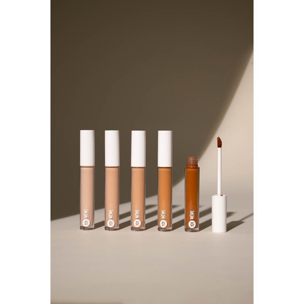 Vijf vloeibare concealers en één open concealer met donkere applicator.
