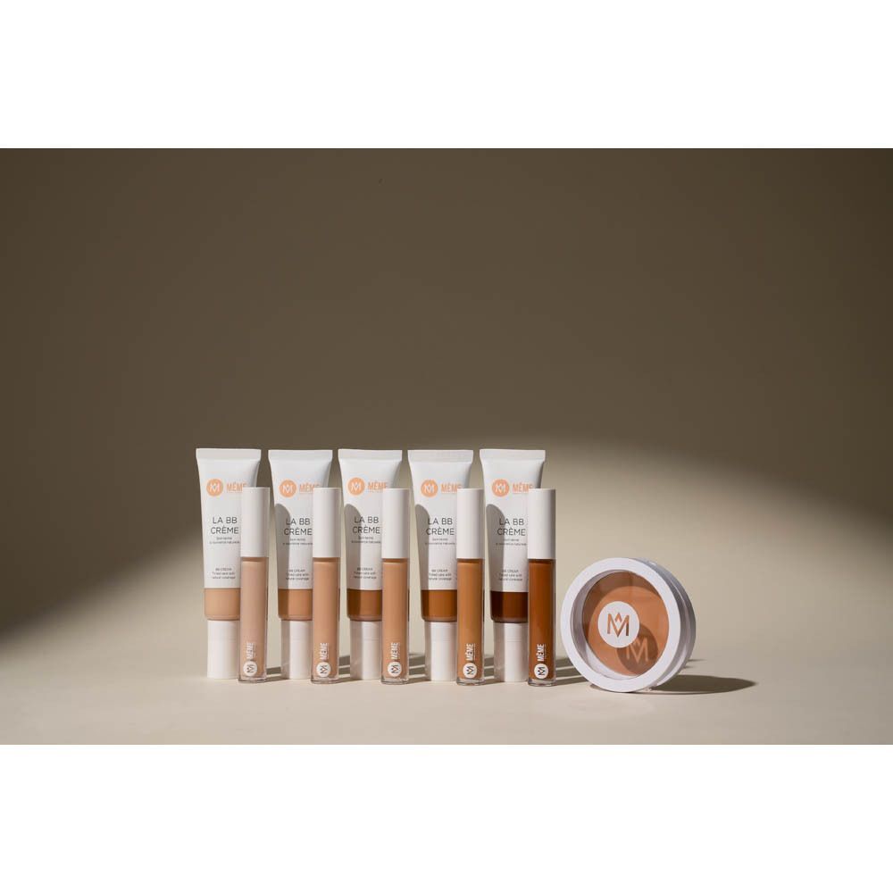 Een reeks vloeibare concealers en tubes, plus een poeder.