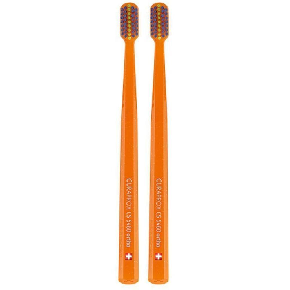 Twee oranje tandenborstels met paarse en gele borstelharen. Op de steel staat CURAPROX CS 5460 ortho.