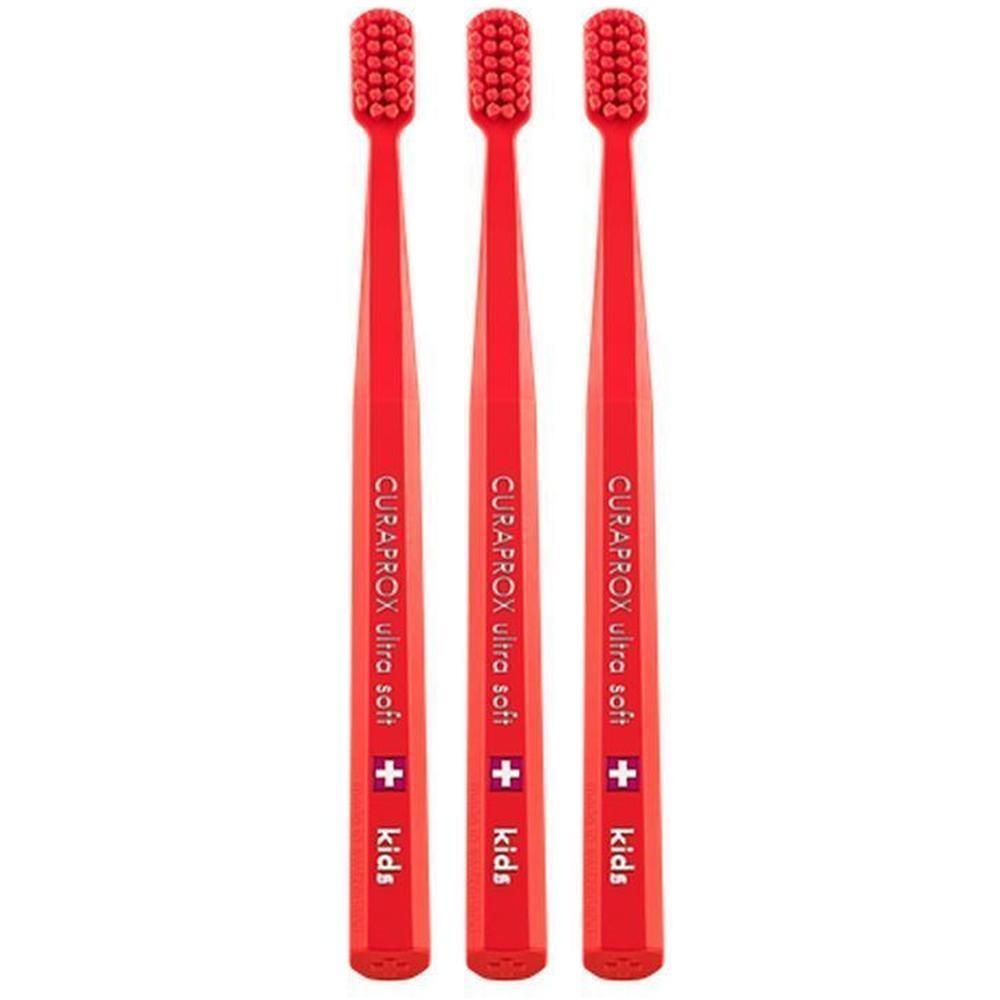 Drie rode Curaprox ultra-zachte tandenborstels voor kinderen.