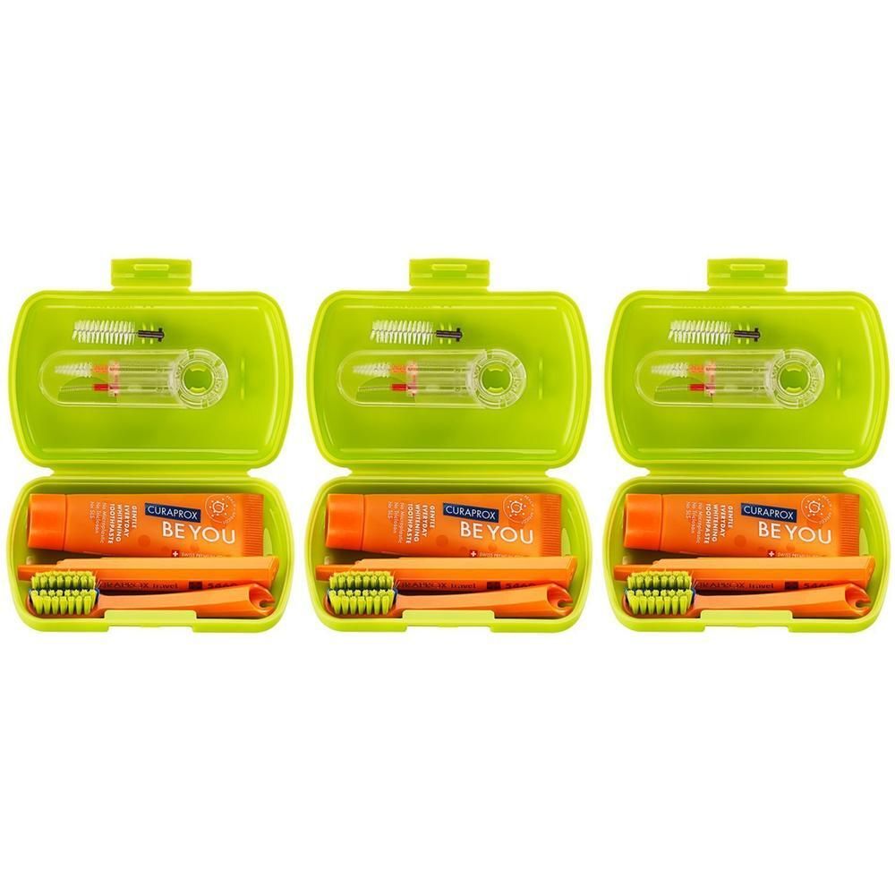 Étui de voyage vert avec brosse à dents, brossette interdentaire et tube de dentifrice.