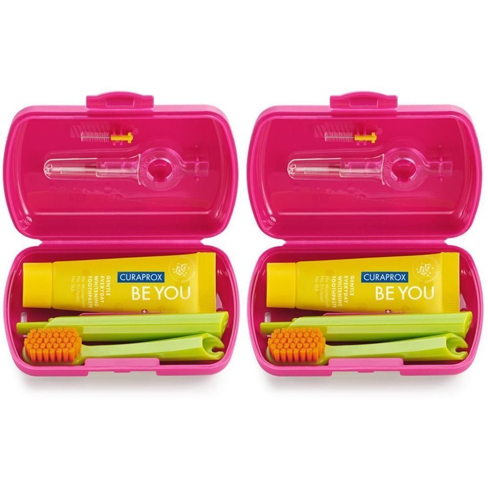 Deux trousses de voyage ouvertes avec brosse à dents, dentifrice et brossettes interdentaires.