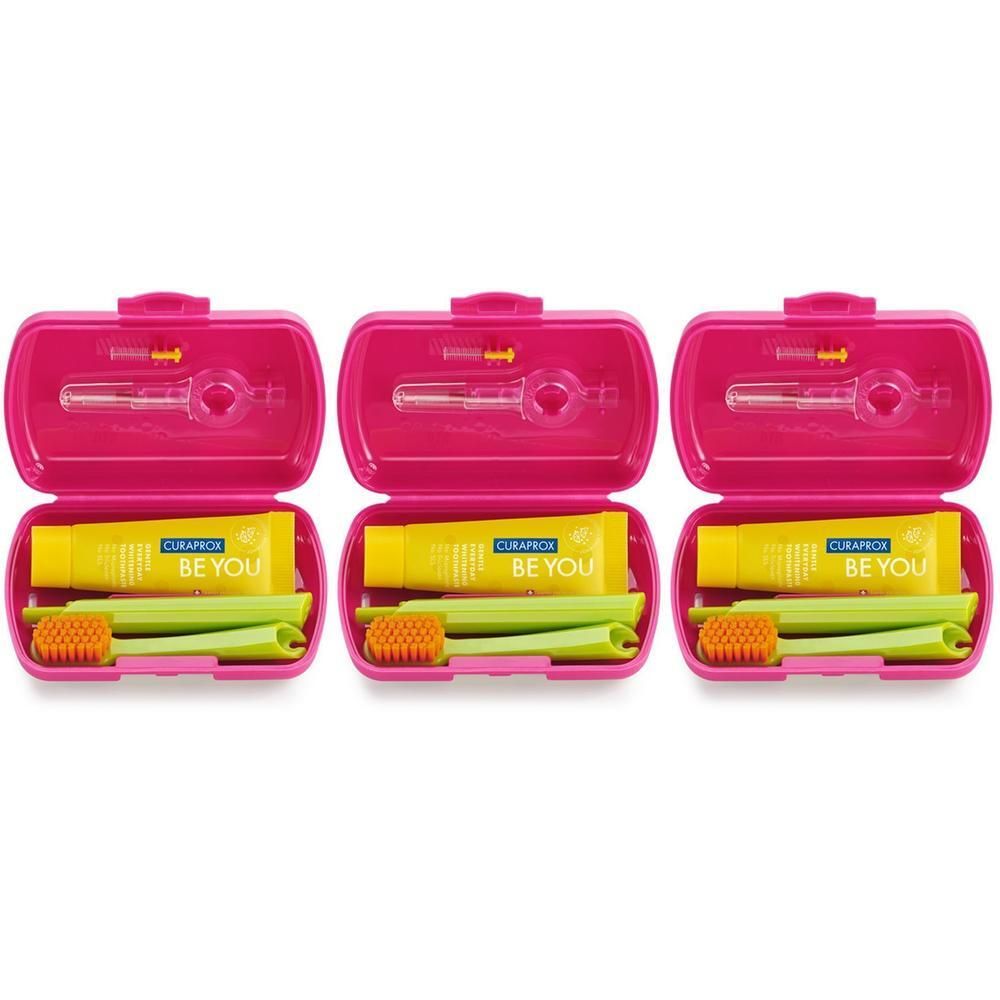 Trois trousses de voyage ouvertes avec brosse à dents, dentifrice et brossette interdentaire, roses.
