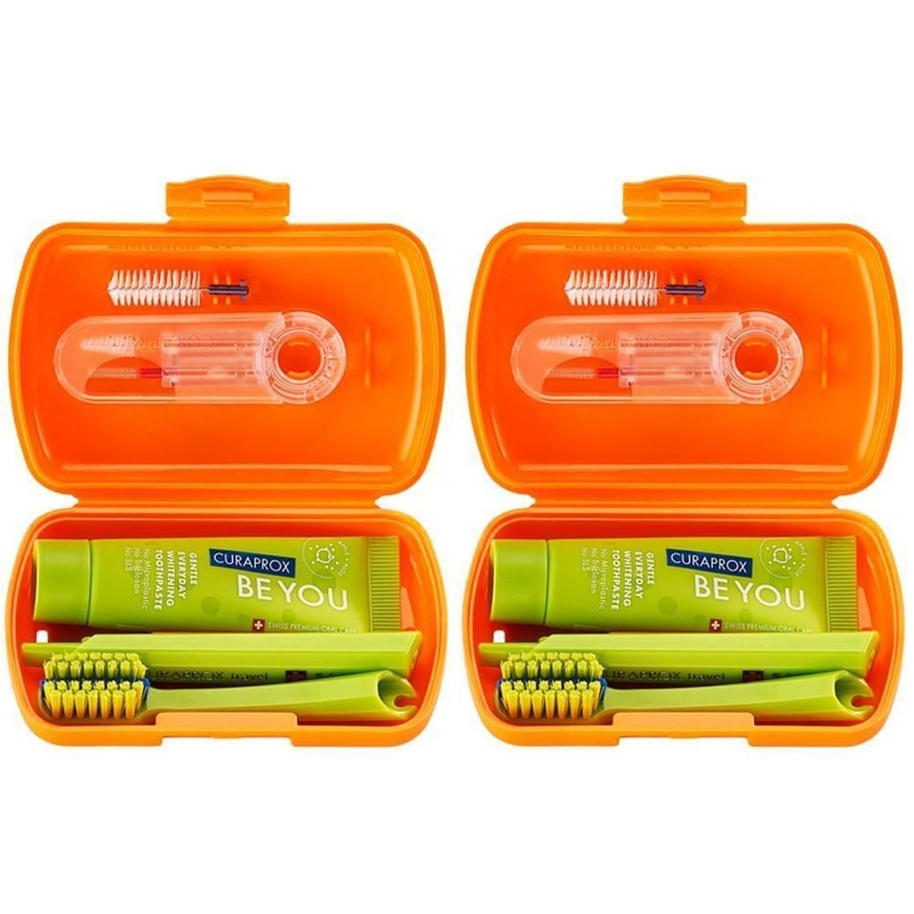 Deux trousses de voyage orange contenant une brosse à dents, du dentifrice et des brossettes interdentaires. La brosse à dents et le dentifrice sont verts.