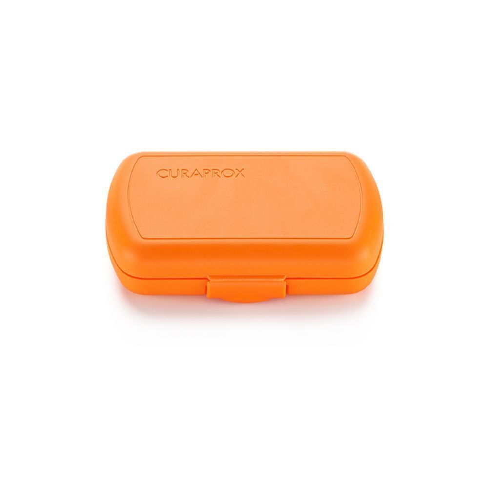 Boîte de rangement orange Curaprox avec couvercle et fermoir à pression.