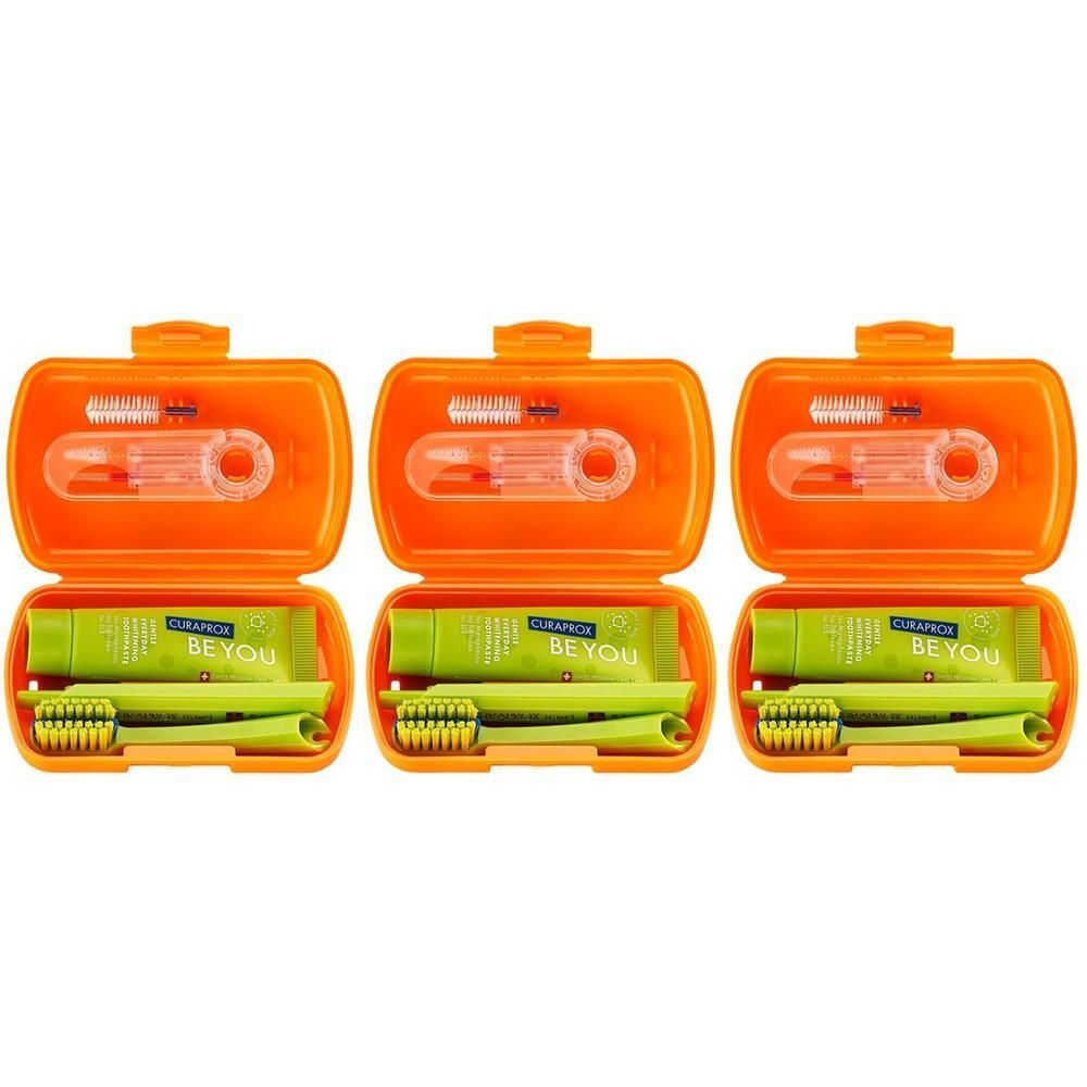 Oranje reisetui met tandenborstel, interdentale borsteltjes en tube tandpasta.