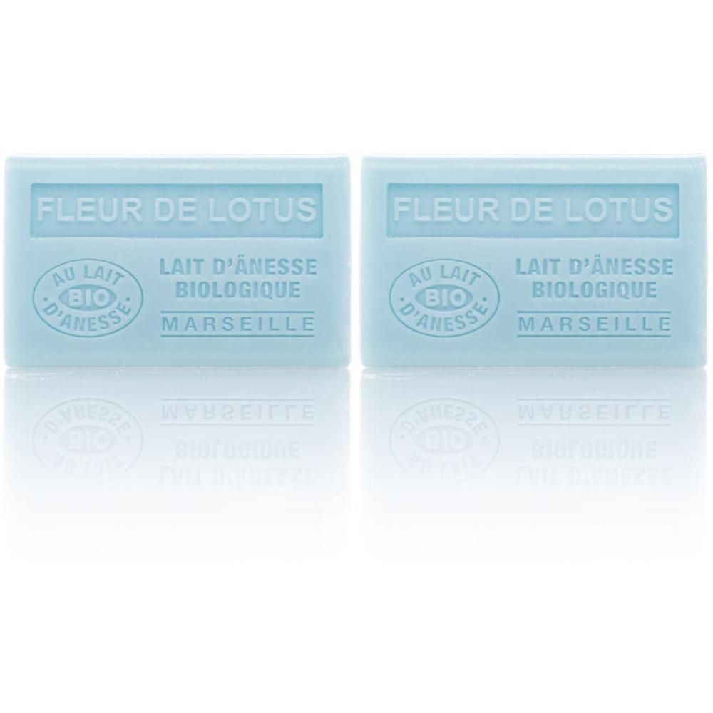 Twee lichtblauwe zeepblokken met opschrift 'Fleur de Lotus' en 'Lait d'Ânesse Biologique Marseille'.
