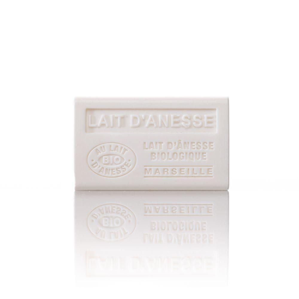 Witte zeep met inscripties: LAIT D'ANESSE BIOLOGIQUE MARSEILLE en BIO-zegel.