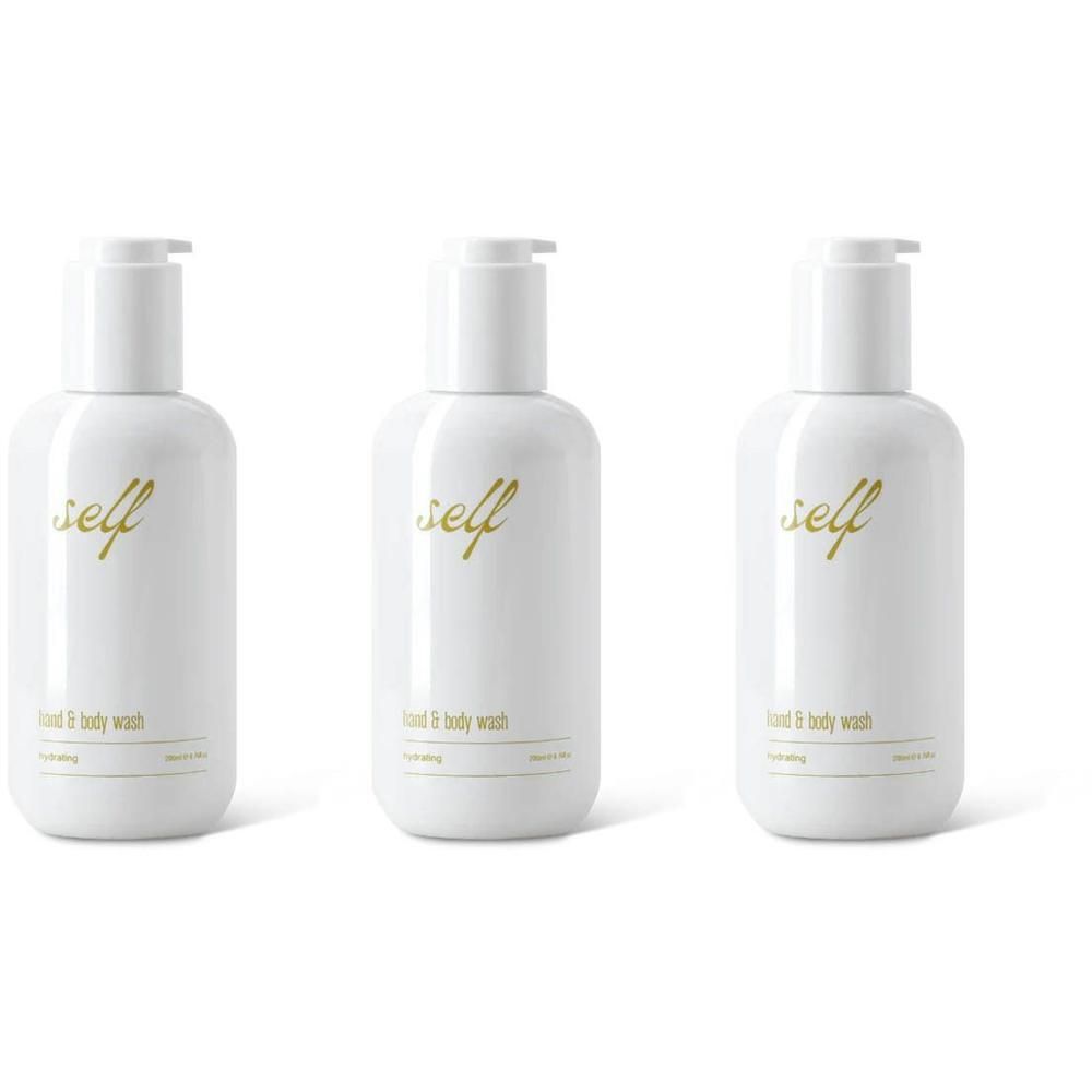 Trois flacons distributeurs blancs avec inscription dorée pour savon liquide mains et corps.