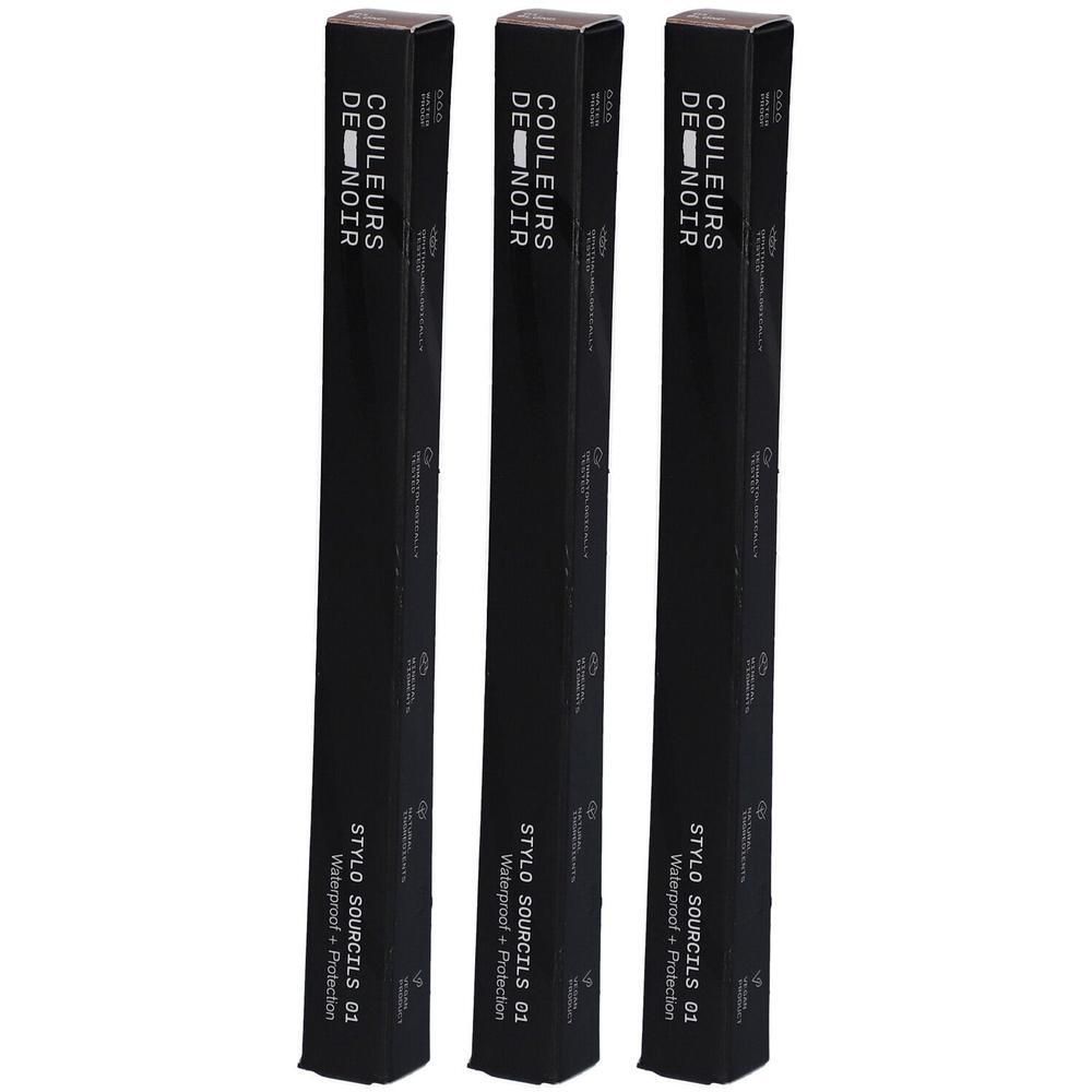 Drie zwarte verpakkingen voor wenkbrauwpotloden. Opschriften: "COULEURS DE NOIR", "STYLO SOURCILS 02", "Waterproof + Protection".