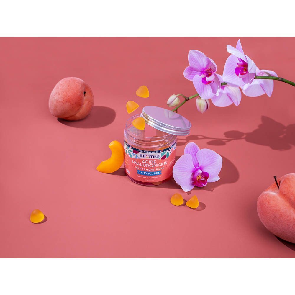 Een pot MiumLab Hyaluronzuur met perziken en orchideeën.