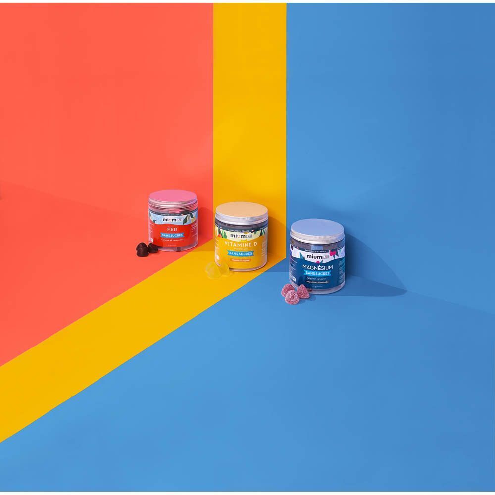 Trois pots de compléments alimentaires MiumLab sur fond coloré.