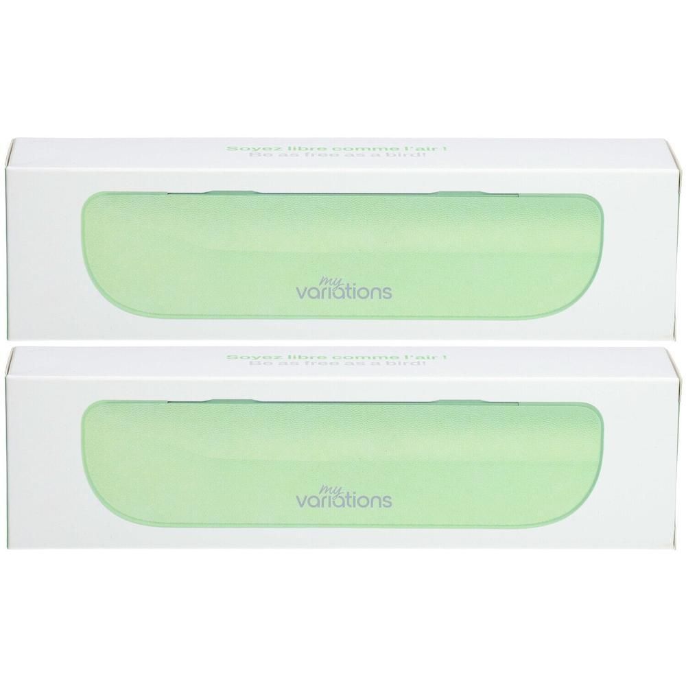 Deux étuis de voyage verts MyVariations dans des boîtes blanches.