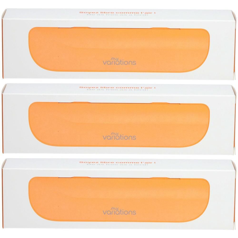 Trois étuis de voyage orange dans des boîtes blanches avec fenêtre.