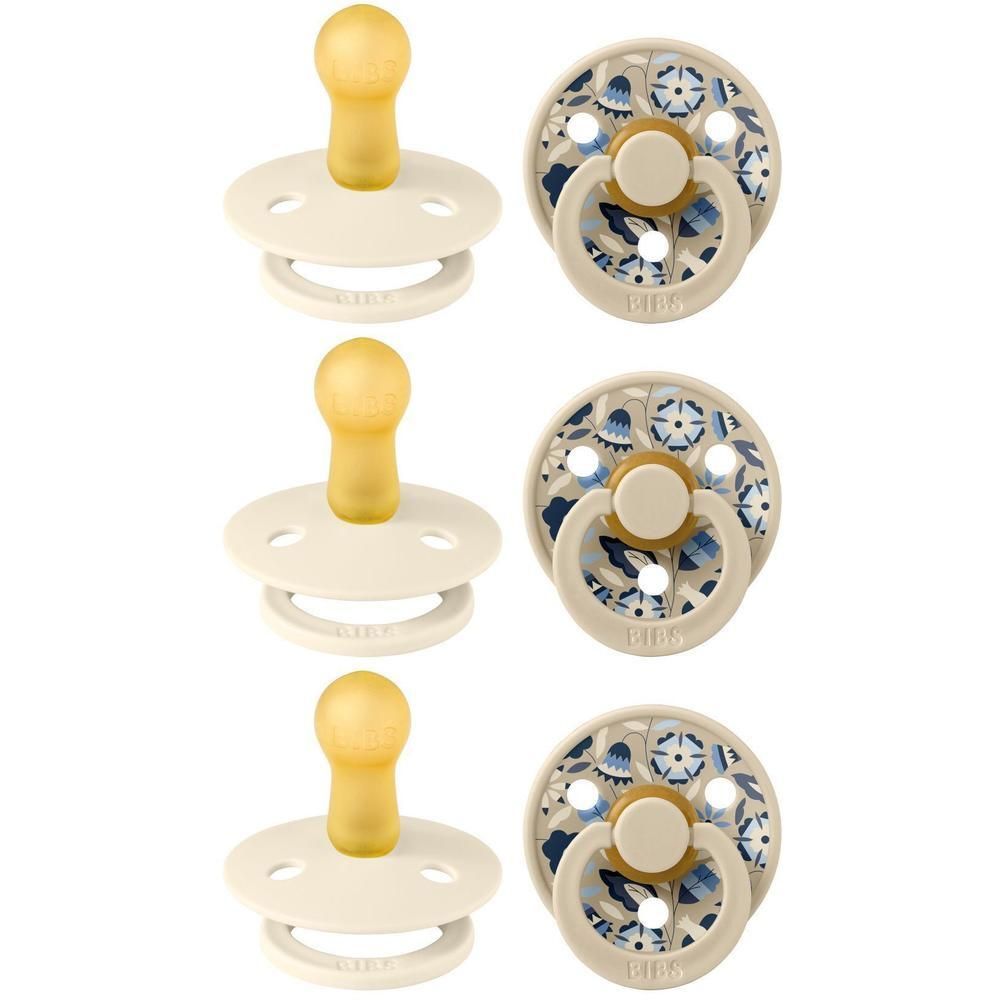 Trois sucettes crème à tétine jaune et trois sucettes à motif avec bouton en bois.