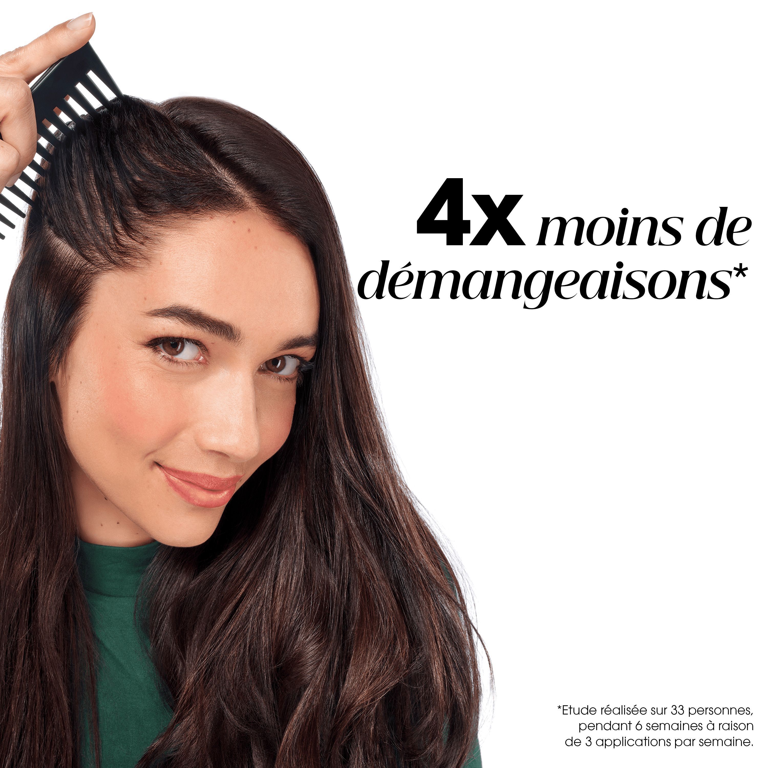 Femme se peignant les cheveux, Klorane Traitement Anti-Démangeaisons réduit les démangeaisons par 4.