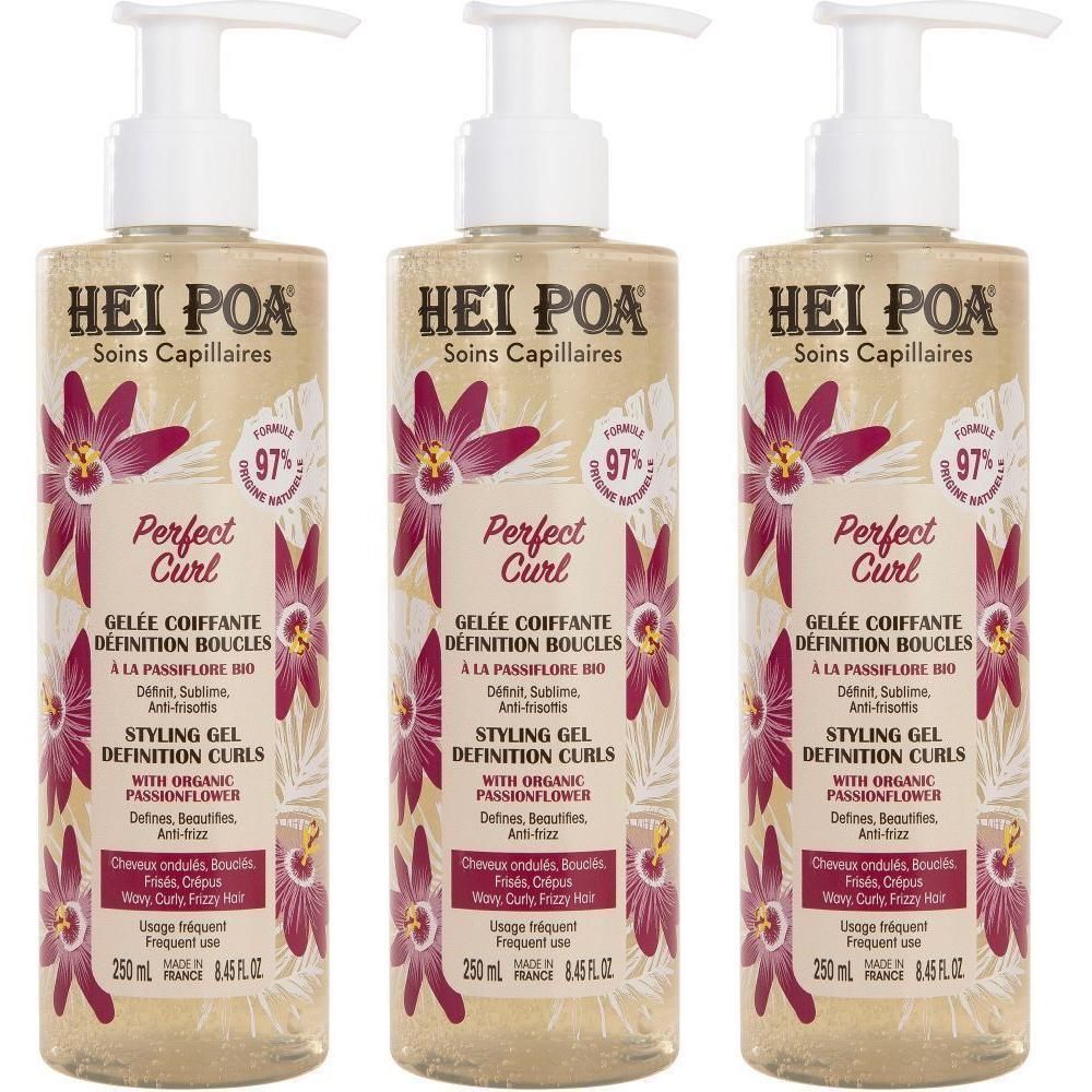Trois flacons de Gelée Coiffante Hei Poa Perfect Curl avec pompes. Texture gel transparente, étiquettes à motif floral.