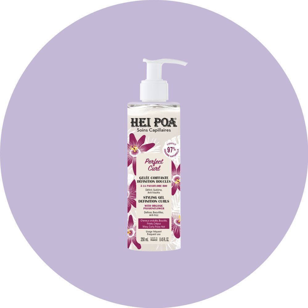 Un flacon de Gelée Coiffante Hei Poa Perfect Curl avec pompe sur fond de cercle violet. Texture gel transparente, étiquette florale.