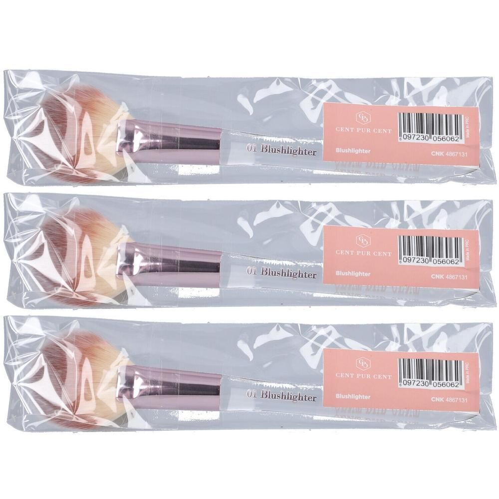 Drie individueel verpakte blush/highlighter kwasten met roze handvatten en zachte borstels.