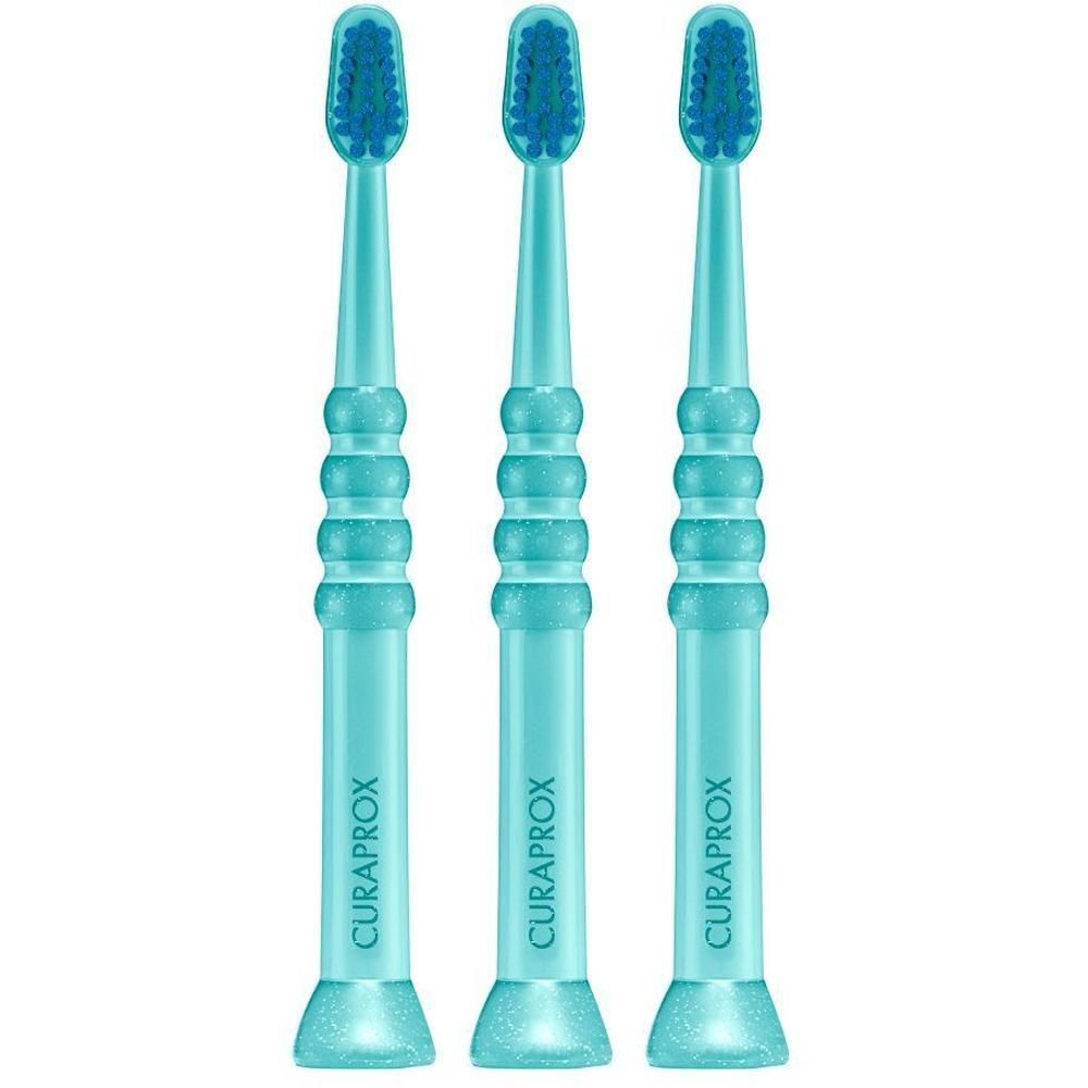 Drie turquoise baby-tandenborstels met blauwe borstels en geribbelde handgrepen. "CURAPROX" staat op elke handgreep.