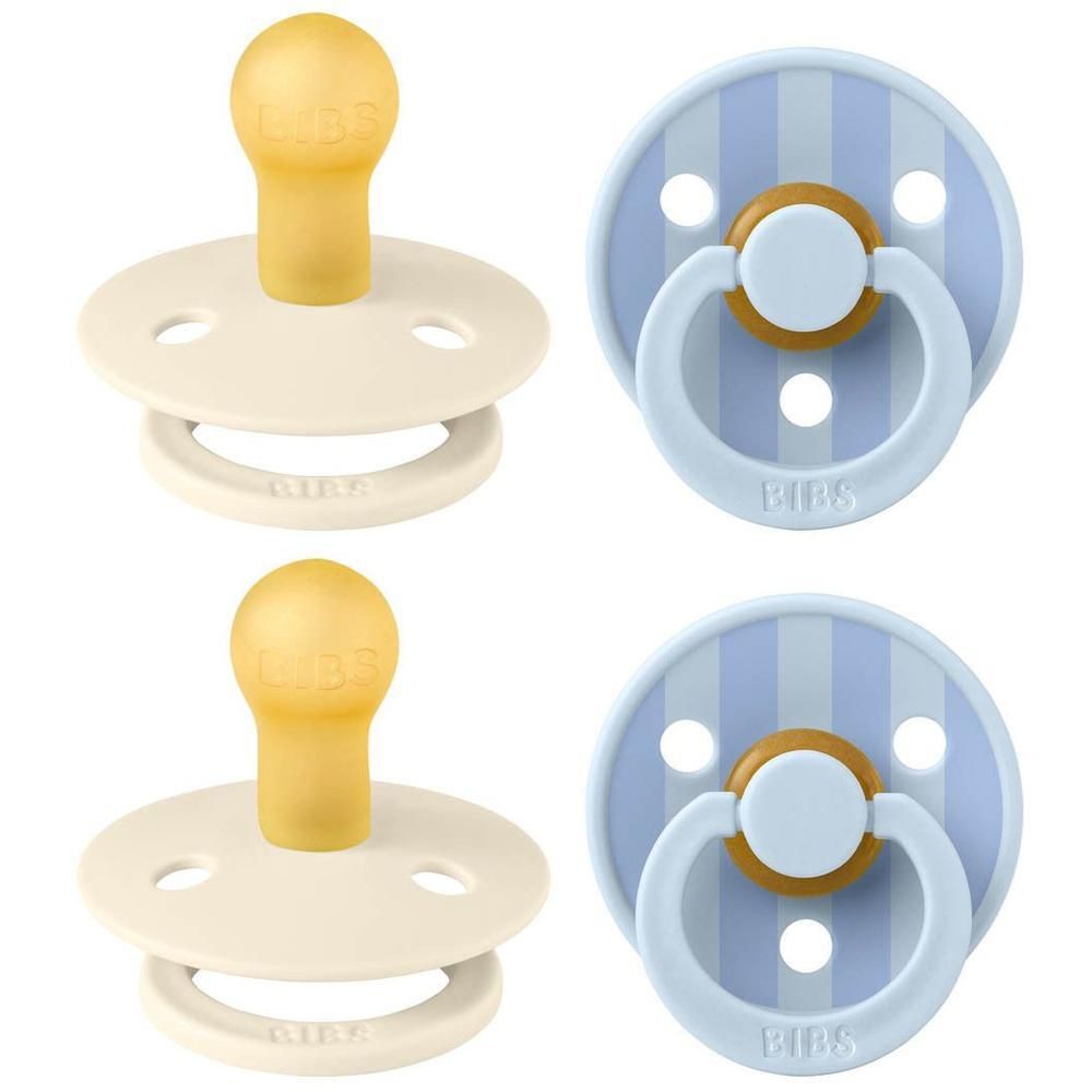Deux tétines BIBS : une couleur crème et une bleue rayée. Toutes deux avec tétine et anneau en caoutchouc naturel jaune.