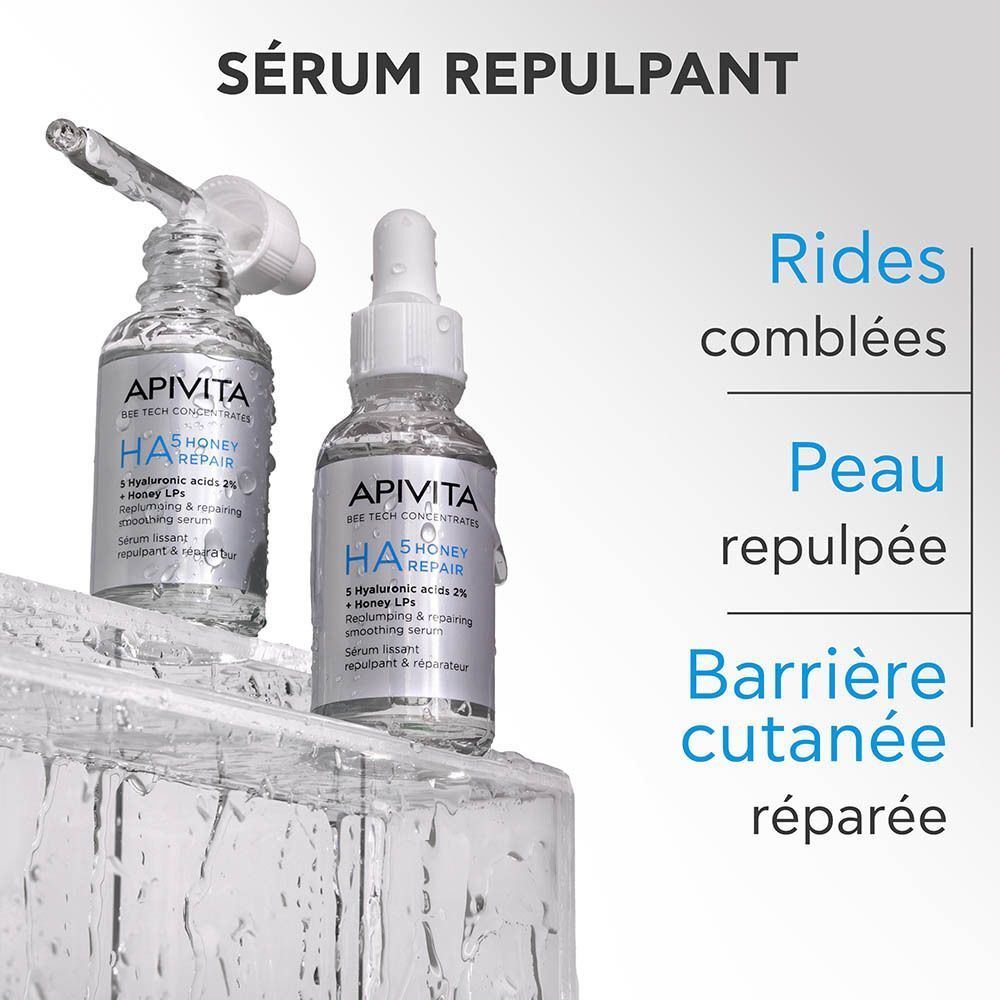 Deux flacons de sérum Apivita HA5 Honey Repair sur glace. Texte : Sérum lissant.