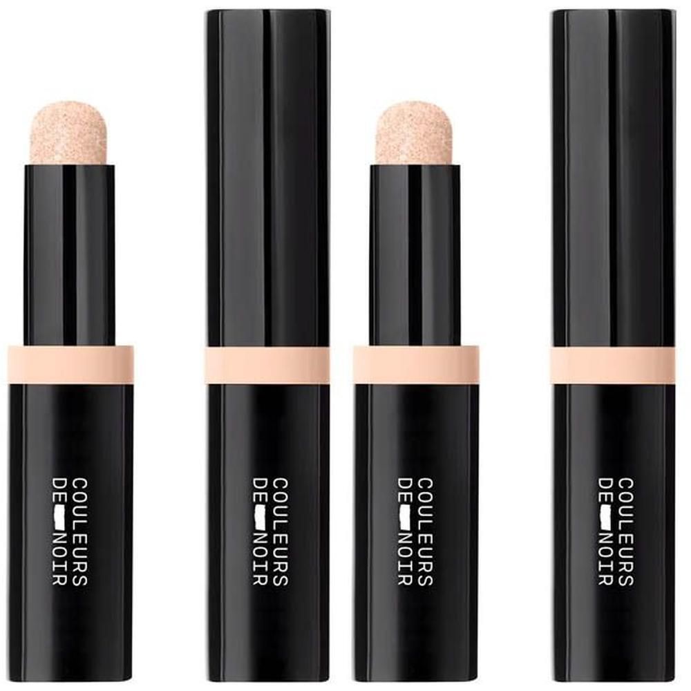 Vier zwarte sticks met een lichtbeige dop en applicator. Tekst op de stick: COULEURS DE NOIR.