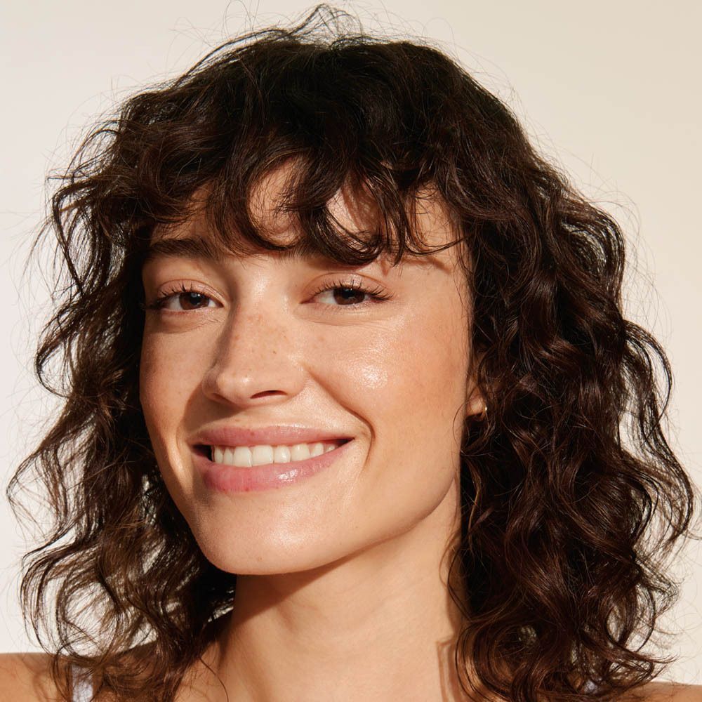 Portrait d'une femme à la peau lisse et éclatante.