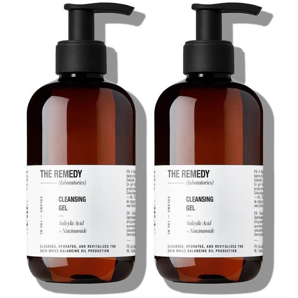 Deux flacons de The Remedy Cleansing Gel avec distributeurs à pompe. Flacons en verre brun avec étiquettes blanches.