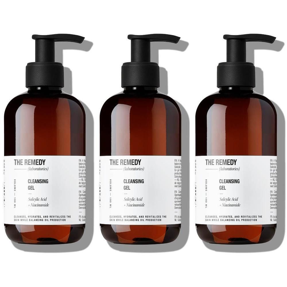 Drie bruine pompflesjes met reinigingsgel. Etiketten tonen 'THE REMEDY CLEANSING GEL'.