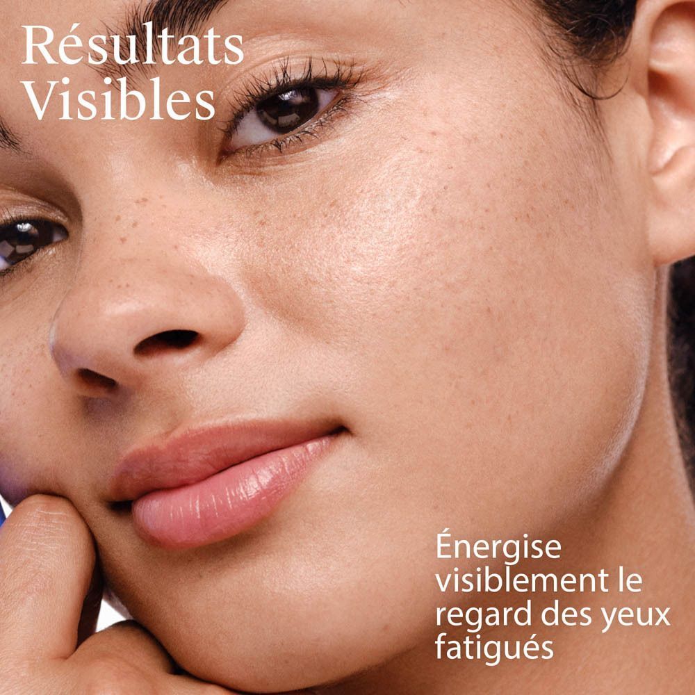 Gros plan d'un visage montrant des yeux fatigués et la texture de la peau.