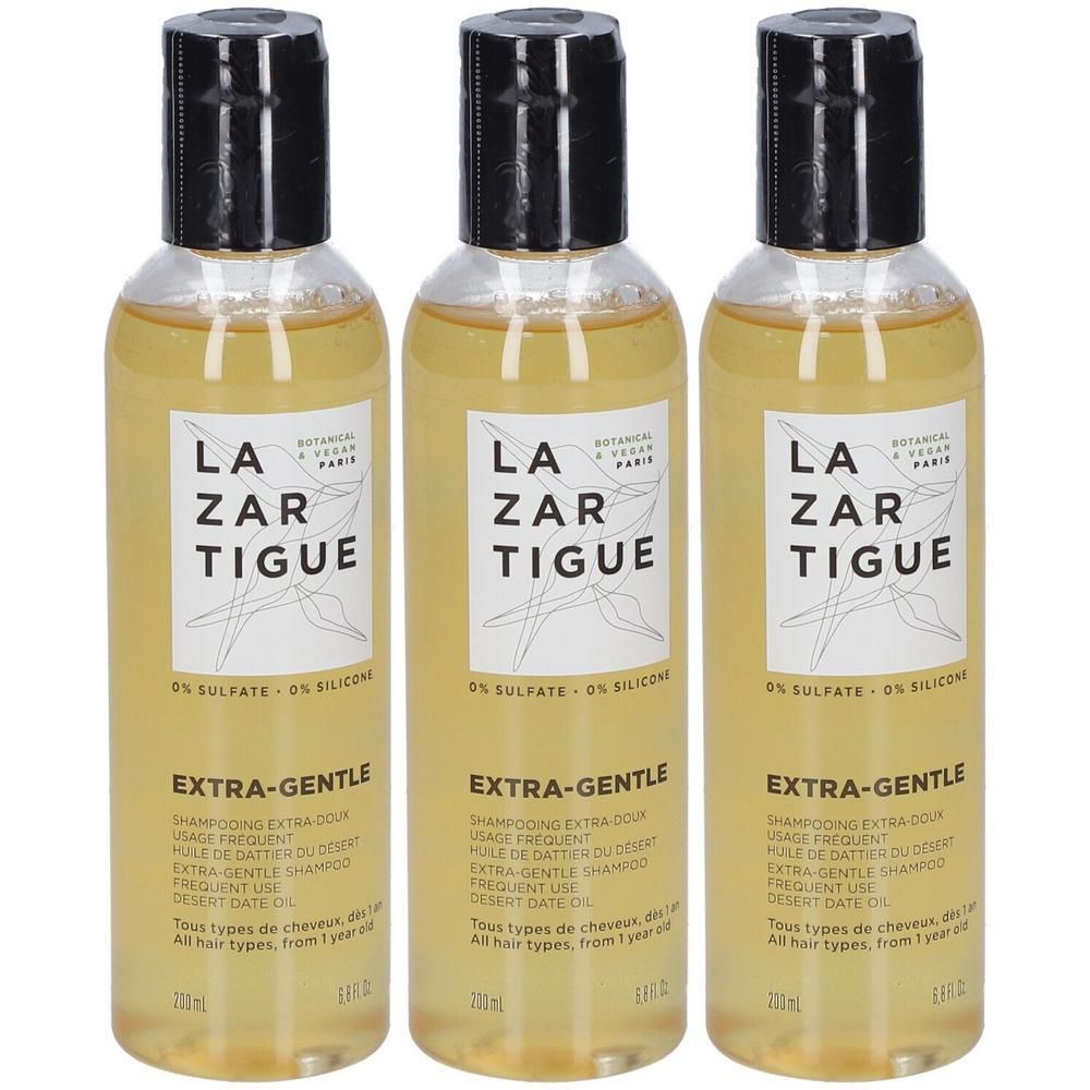 Trois flacons de Lazartigue Extra-Gentle Shampoo avec bouchon noir. Liquide jaune, étiquettes blanches avec texte noir.