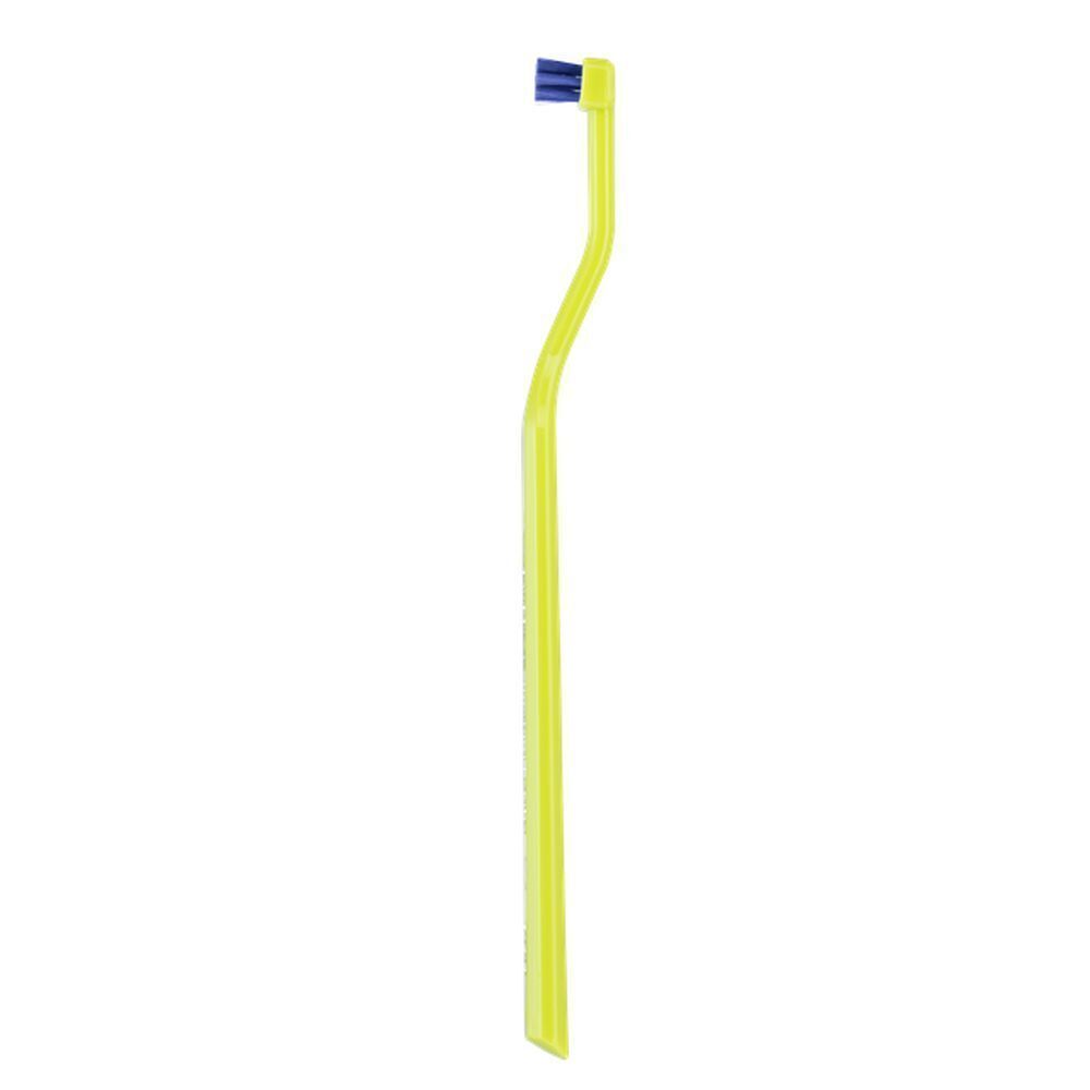 Een gele tandenborstel met een gebogen hals en een smalle kop met blauwe borstelharen.